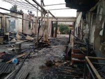 Крупный пожар в Ошской области уничтожил несколько жилых домов