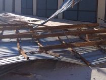 В Жалал-Абаде сильный ветер снес кровли многоэтажки и школы