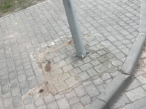Коммунальщики во Львове оригинально залатали дыру в тротуаре