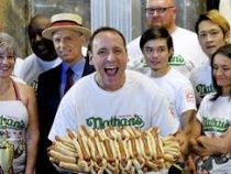 В США мужчина побил мировой рекорд по поеданию хот-догов  