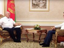 Президент Белоруссии Александр Лукашенко пришел на интервью в одних носках