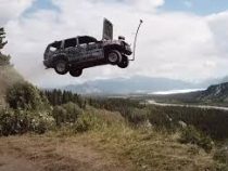 Жители Аляски на День независимости запускали в небо старенькие авто