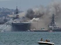 В США сгорел десантный корабль, пострадали почти 60 человек