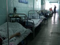 В больницах Бишкека нет свободных мест. Что делать людям, никто не знает