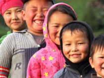 В рейтинге стран по уровню счастья Кыргызстан оказался в золотой середине