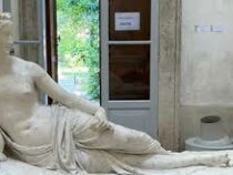 В Италии любитель селфи отбил пальцы у слепка скульптуры XIX века