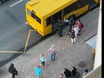 «Не туда». В Минске силовики чуть не посадили задержанного в обычный автобус вместо автозака