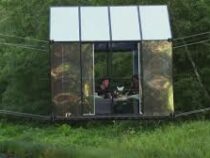 Стеклянные дома над водой предлагают туристам в Латвии
