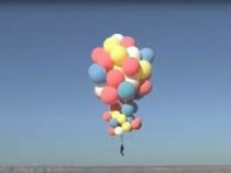 Мужчина взлетел на шарах с гелием на высоту 7500 м