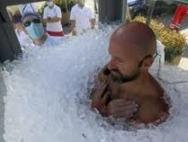 Австриец просидел в контейнере со льдом 2,5 часа и побил собственный рекорд