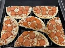 Хозяйка умудряется разогревать в духовке три пиццы одновременно