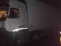 На трассе Бишкек – Ош столкнулись маршрутка и грузовик, 10 человек пострадали