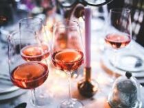    В США посетителей ресторана по ошибке напоили вином за две тысячи долларов