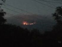 На горе Килиманджаро танзанийские пожарные четвертые сутки борются с огнем