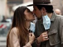 В Италии влюблённую пару оштрафовали за поцелуй без масок