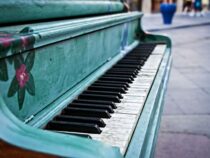 Вандалы, сломавшие пианино в бишкекском сквере, установили новый музыкальный инструмент