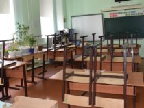 Школьники Бишкека продолжают учиться дистанционно