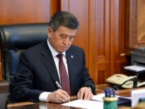 Жээнбеков подписал указ об отставке правительства и премьер-министра