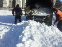 Уборка улиц от снега в Бишкеке  продолжается
