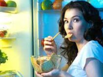 Диетологи определили самые вредные женские привычки в еде