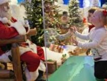 В США из-за пандемии детям запретили садиться на колени к Санта-Клаусу