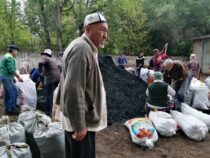 В Ат-Баши нуждающимся 500 семьям раздали бесплатный уголь