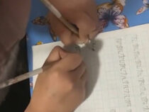 Школьница делает домашние задания двумя руками одновременно