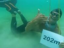 Датский фридайвер на одном дыхании проплыл 202 метра