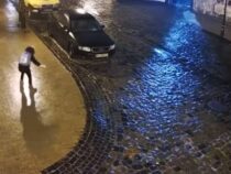 В Сети набирает популярность ролик с обледенелым тротуаром в Киеве