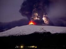 На японском острове Суваносэ началось извержение вулкана Отакэ