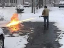 Американец огнеметом почистил дорогу от снега