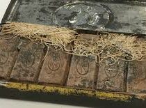 В Австралии нашли «королевскую» коробку шоколадных конфет возрастом более 120 лет