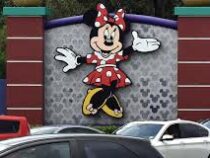 Посетителям Disney во Флориде начали дорисовывать маски на фото