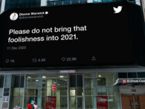 Twitter разметил в городах США билборды с лучшими шутками о 2020-м