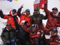Группа непальских альпинистов покорила вторую по высоте вершину в мире