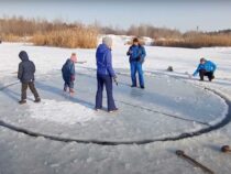 Жители Днепра сделали ледяную карусель на замерзшем озере