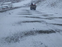 На перевалах идет снег. Производится очистка дорог