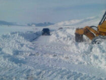 Снегопады и вьюга на Иссык-Куле парализовали движение на двух дорогах