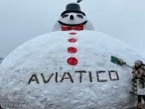 В итальянском городе Авьятико появился гигантский снеговик