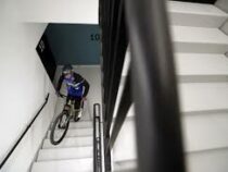 Спортсмен взобрался на 140-метровое здание на велосипеде