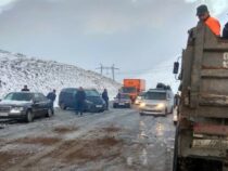 На дороге Бишкек – Ош действуют ограничения на пропуск машин