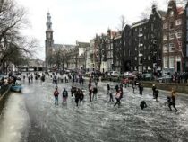В Нидерландах по замерзшим каналам можно покататься на коньках