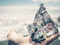 В Исландии на берег выносит огромные «бриллианты»