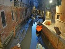 В Венеции из-за сильных отливов пересохли каналы