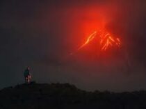 Туристы сняли завораживающие кадры извержения Ключевского вулкана