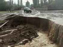 В Чаткальском районе из-за обильных дождей размыло дорогу