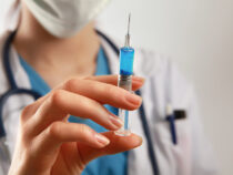 Глава минздрава обещает контролировать цены на платную вакцинацию