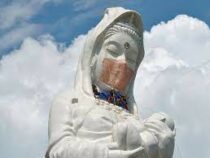 В Японии для 57-метровой статуи пошили защитную маску