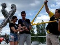 Пара из Харькова сняла цепь и продает ее за $3 млн
