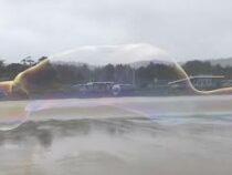 Американец на пляже надул мыльный пузырь длиной в десятки метров